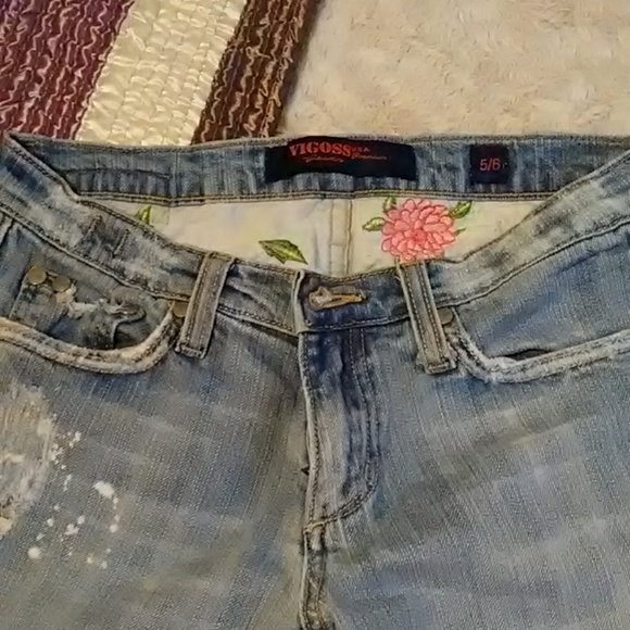 Vigoss distressed jeans w/ flower patch on pocket. - Picture 4 of 7